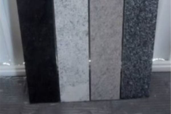 Soleiras em pedras de diferentes cores lado a lado, trabalho da Marmoraria Bomfim