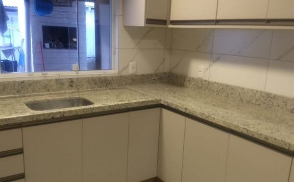 Bancada de cozinha em L em pedra clara