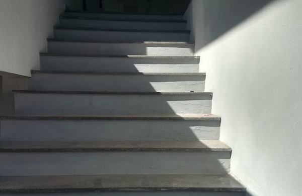 Escada com degraus revestidos em pedra, trabalho realizado pela Marmoraria Bomfim
