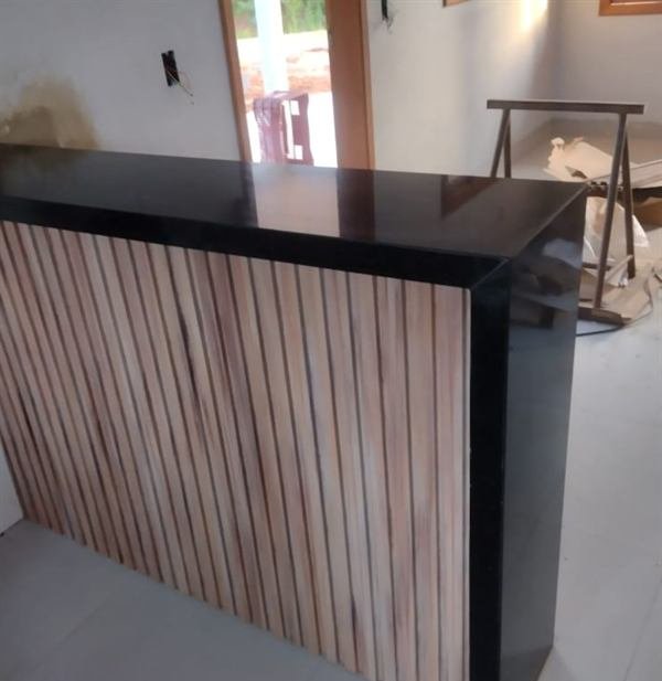 Balcão com tampo e lateral em pedra escura