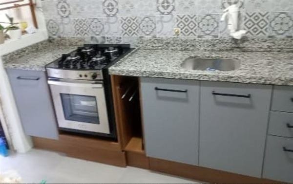 Bancada de cozinha em pedra com fogão embutido